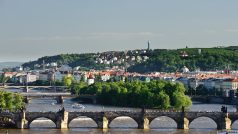 Celkový pohled na Pražské mosty a Smíchov