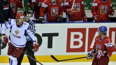 MS v ledním hokeji 2011, osmifinálová skupina E , Česká republika - Rusko 8. května v Bratislavě. Vlevo Jevgenij Arťuchin (RUS), vpravo Marek Židlický (CZE)