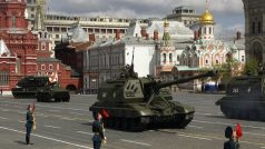 Na Rudém náměstí opět duněla těžká vojenská technika a přihlížející Moskvané oslavovali 66 let staré vítězství nad nacismem