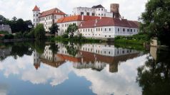 Odraz siluety zámeckého komplexu na hladině rybníka Vajgar si v Jindřichově Hradci musí fotograficky zdokumentovat snad každý turista