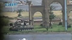 Těžká vojenská technika v syrském Hamá. Snímek byl převzat z amatérského videa