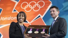 Kelly Holmesová a Sebastian Coe představují medaile určené pro LOH v Londýně 2012