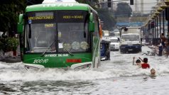 Ulice filipínské Manily připomínají rozvodněnou řeku