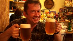 Profesor univerzity v Tokiu Přemysl Máčel je rád, že má točené české pivo na dosah