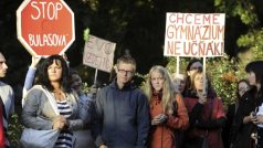 Protestu proti ředitelce litoměřického gymnázia se 1. září zúčastnilo několik stovek lidí