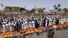 Muži se v Tripolisu připravují na modlitbu