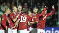 Čeští fotbalisté se radují po jednom z gólů v Litvě