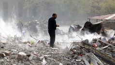 Muž prochází troskami zřícení budovy v tureckém městě Van