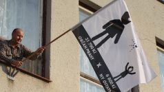 Starosta Hostěradic na Znojemsku Marek Šeiner vyvěsil vlajku na podporu novely zákona o rozpočtovém určení daní