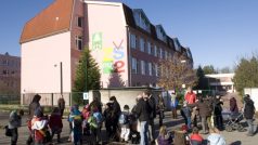 Rodiče s dětmi čekají před základní školou na sídlišti Máj v Českých Budějovicích, která byla uzavřena kvůli vysokým koncentracím azbestu