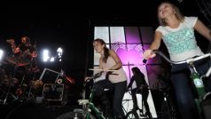 Posluchači koncertu Tata Bojs ve Zlíně vyráběli elektřinu pro světelné efekty