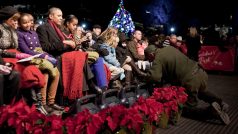Pracovník Bílého domu zapíná topení Baracku Obamovi a jeho rodině při rozsvícení vánočního stromu