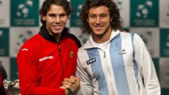 Španěl Rafael Nadal (v červeném) a Argentinec Juan Monaco před finále Davis Cupu