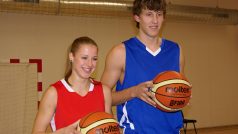 Patroni českého mládežnického basketbatbalu Kateřina Elhotová a Jan Veselý