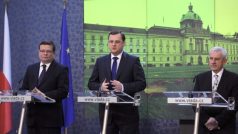 Ministr obrany Alexandr Vondra, premiér Petr Nečas a ministr zdravotnictví Leoš Heger po mimořádném jednání vlády