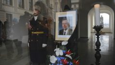 Pietní místo s portrétem bývalého prezidenta Václava Havla na Pražském hradě