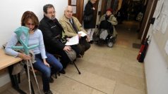 Handicapovaní čekají na úřadu práce v Hradci Králové
