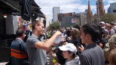 Tomáš Berdych se v Melbourne podepisuje fanouškům