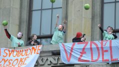 Symbolickým vyhozením melounů s balkonu Právnické fakulty UK prezentovali studenti názor na &quot;vyhozených&quot; 90 miliónů korun na reformu vysokých škol