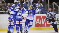 Hokejisté Komety oslavují vítězný gól duelu proti Kladnu