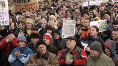 Asi 2000 nespokojených občanů protestovaly na bratislavském náměstí SNP proti údajné rozsáhlé politické korupci na Slovensku v letech 2005-2006