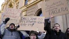 Proti rozhodnutí Akreditační komise protestovalo před budovou plzeňských práv asi 300 studentů