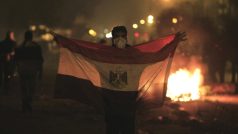 Demonstrant s egyptskou vlajkou během střetů s policií u ministerstva vnitra v Káhiře