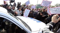 Palestinští demonstranti obklopili konvoj generálního tajemníka OSN Pan Ki-muna při příjezdu z Izraele do Gazy