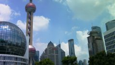 Mrakodrapy v Šanghaji před nimi Oriental Pearl Tower, Lujiazulská finanční čtvrť