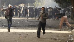 Střety policie a demonstrantů u ministerstva vnitra v Káhiře