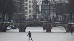 Vodní kanály v Amsterdamu pokryl led