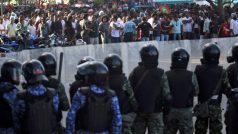 Maledivské bezpečnostní jednotky dohlížejí na demonstraci příznivců bývalého prezidenta