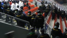 Nácvik policejního zásahu na plzeňském stadionu