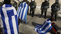Sobotní protesty v Aténách jsou oproti pátečním klidnější.