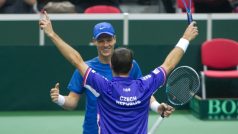 Tenisté Tomáš Berdych (čelem) a Radek Štěpánek se radují z výhry a postupu Česka do čtvrtfinále DC