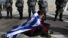 V Aténách pokračuje generální stávka a protesty.