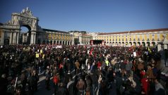 Tisíce lidí v Lisabonu protestovaly proti úsporným reformám portugalské vlády a změnám na pracovním trhu.