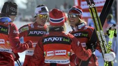 Norské běžkyně na lyžích se radují z vítězství na Zlaté lyži