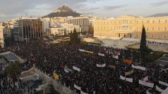 Atmosféra na aténském náměstí Syntagma stejně jako v budově parlamentu je napjatá.