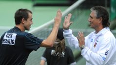Tenista Lukáš Rosol si plácá s nehrajícím kapitánem Jaroslavem Navrátilem na oslavu svého vítězství