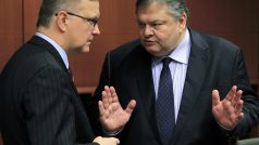 Komisař pro hospodářské a měnové záležitosti Olli Rehn (vlevo) a řecký ministr financí Evangelos Venizelos