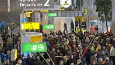 Cestující čekají na odlety dočasně zrušených spojů z terminálu 1 a 2 nizozemského letiště Schophol
