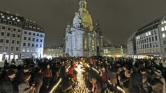 Lidé protestovali proti extrémismu položením svíček u Frauenkirche