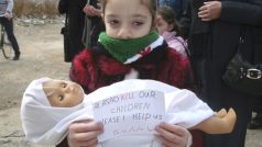 Dívka drží nápis vyzývající k pomoci na protestu proti prezidentovi Bašáru Asadovi v Darii nedaleko Damašku