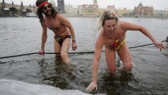 Součástí Hippies festivalu bylo i koupání v ledové Vltavě