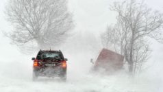 Sněžení a silný vítr ztěžují cestování zejména po výše položených úsecích silnic