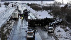 Provoz na dálnici D5 zablokovala nehoda pěti nákladních a dvou osobních aut nedaleko Heřmanovy Huti na Plzeňsku
