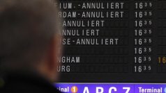Cestující sleduje tabuli oznamující zrušené lety na frankfurtském letišti