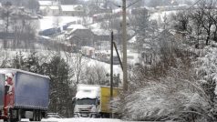 Kvůli vydatnému sněžení uvízly na mnoha místech kamiony. Už od středy stojí například mezi Českým Těšínem a Mosty u Jablunkova