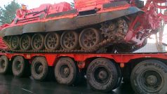 S vyprošťováním kamionů bude na Žďársko pomáhat i speciální tank